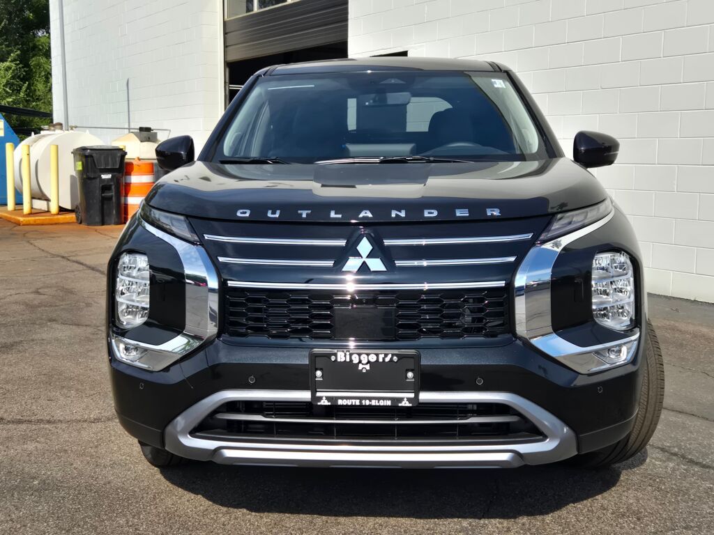 2025 Mitsubishi Outlander SE photo 2