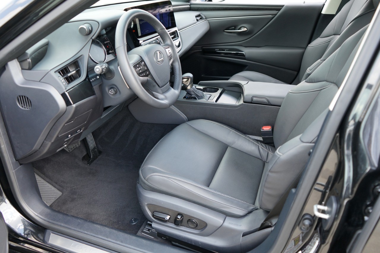 2025 Lexus ES 350 photo 12
