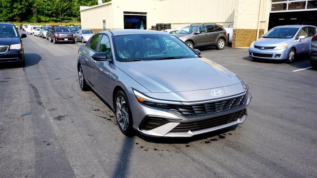 2025 Hyundai Elantra SEL's photo