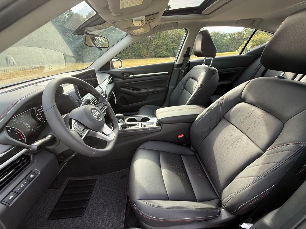 2025 Nissan Altima SR photo 14