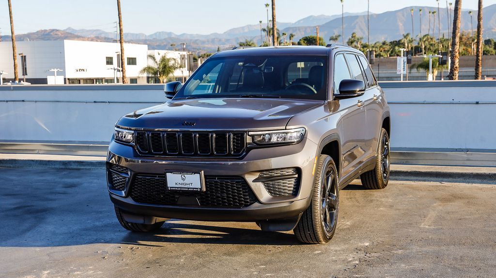2025 Jeep Grand Cherokee Laredo Altitude photo 4