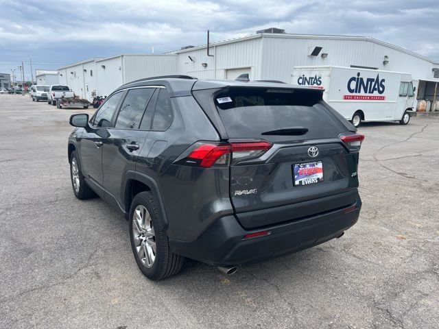 2020 Toyota RAV4 XLE Premium photo 4