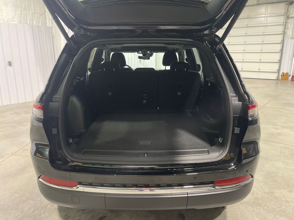 2025 Jeep Grand Cherokee Laredo X photo 4