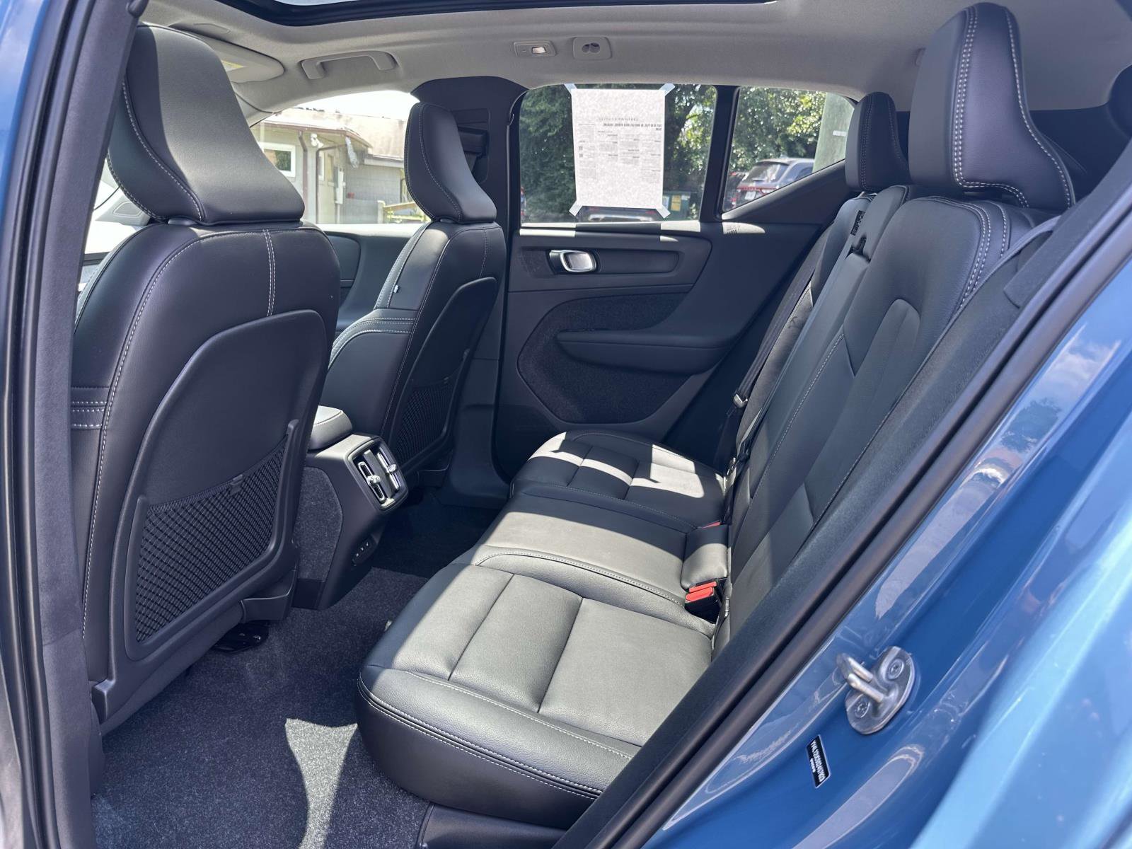 2025 Volvo XC40 Plus photo 14