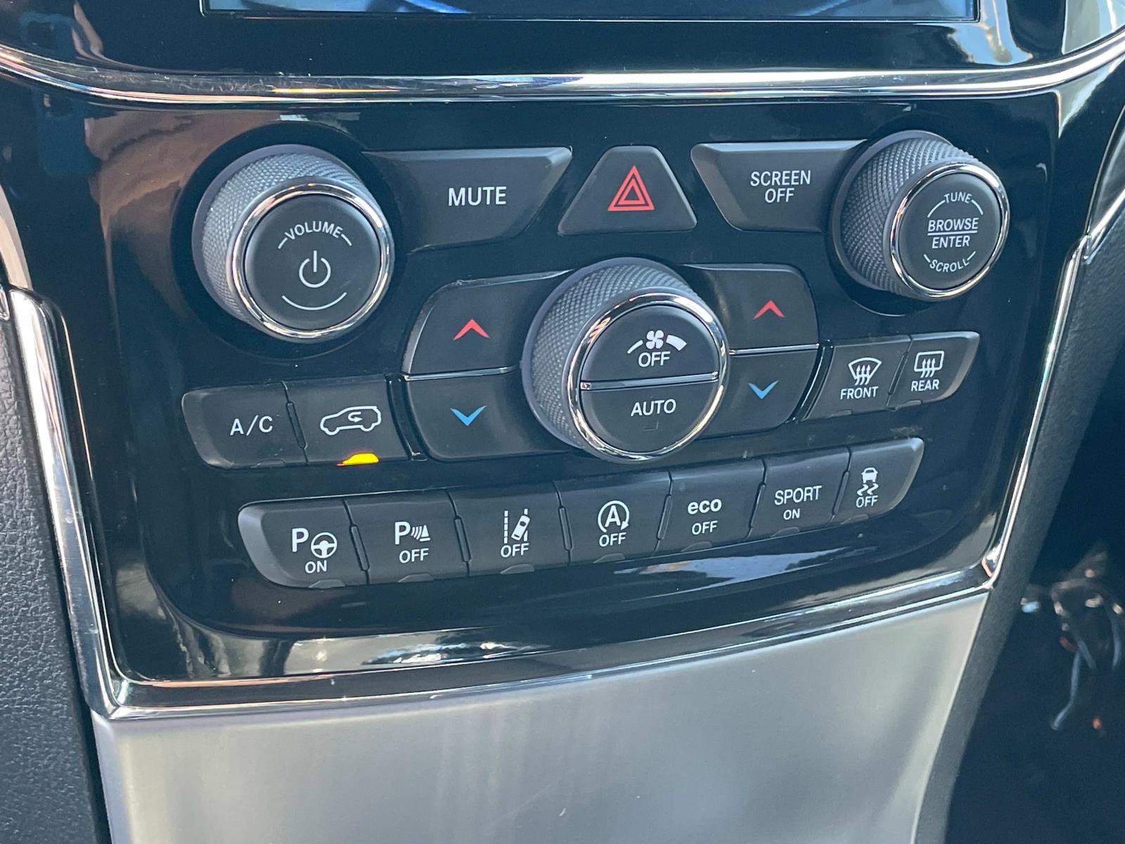 2021 Jeep Grand Cherokee Anniversary Edition photo 17