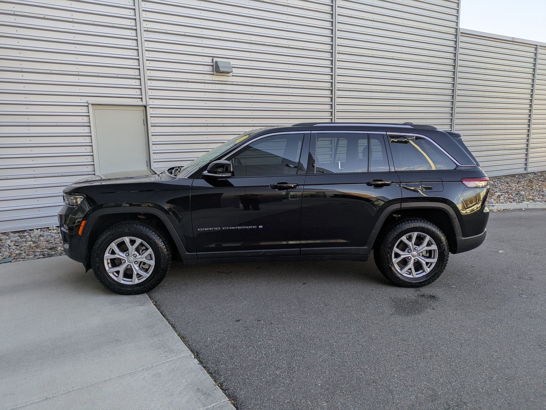 2022 Jeep Grand Cherokee Limited photo 2