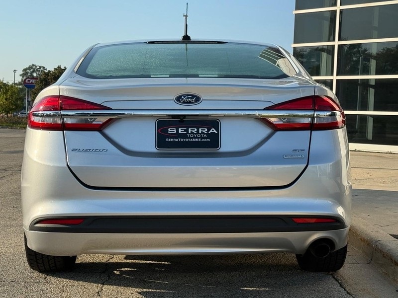 2017 Ford Fusion SE photo 4