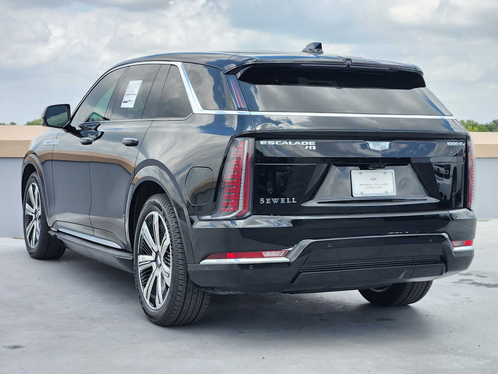 2025 Cadillac Escalade IQ Luxury photo 4