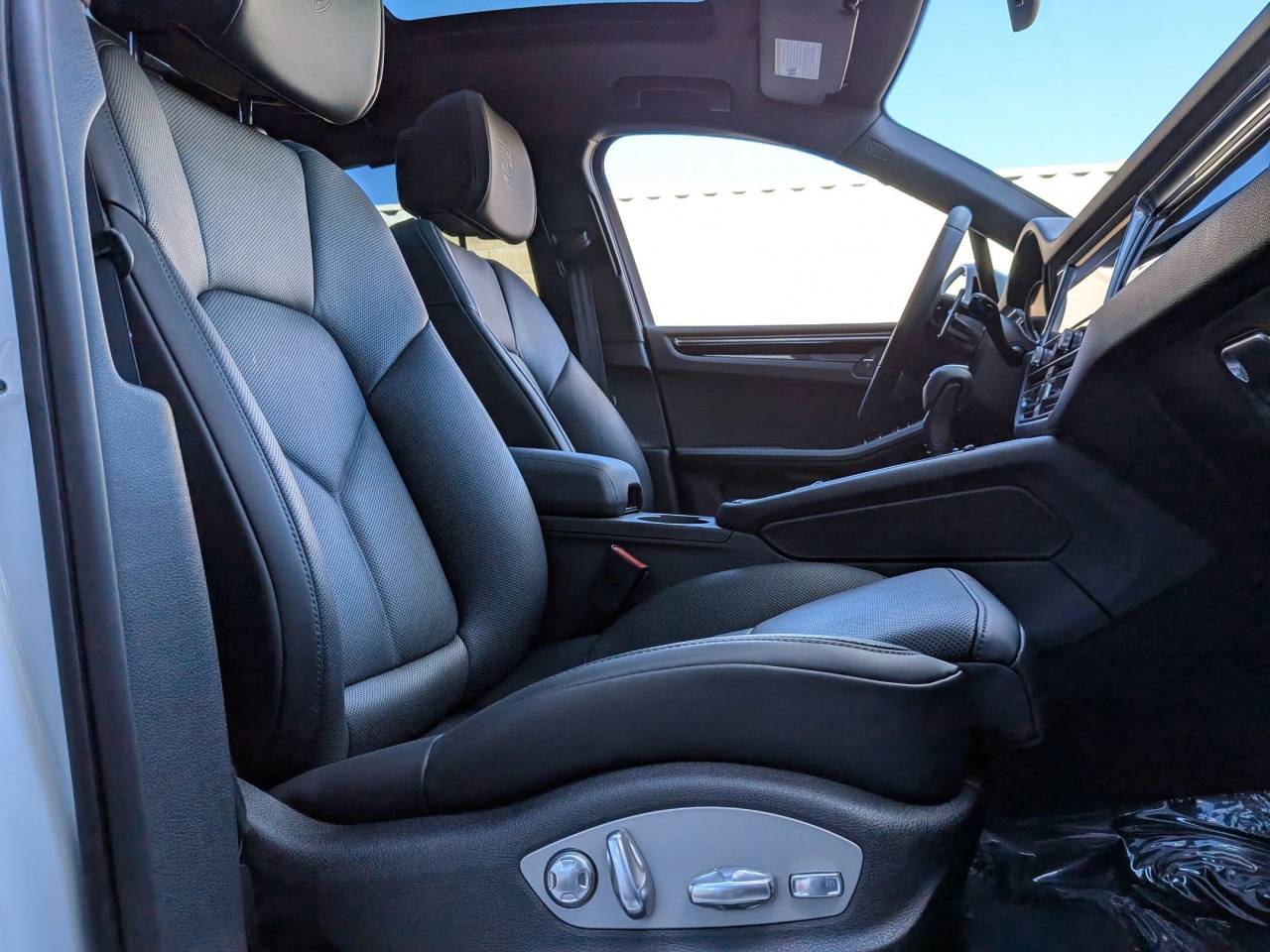 2025 Porsche Macan Base photo 22