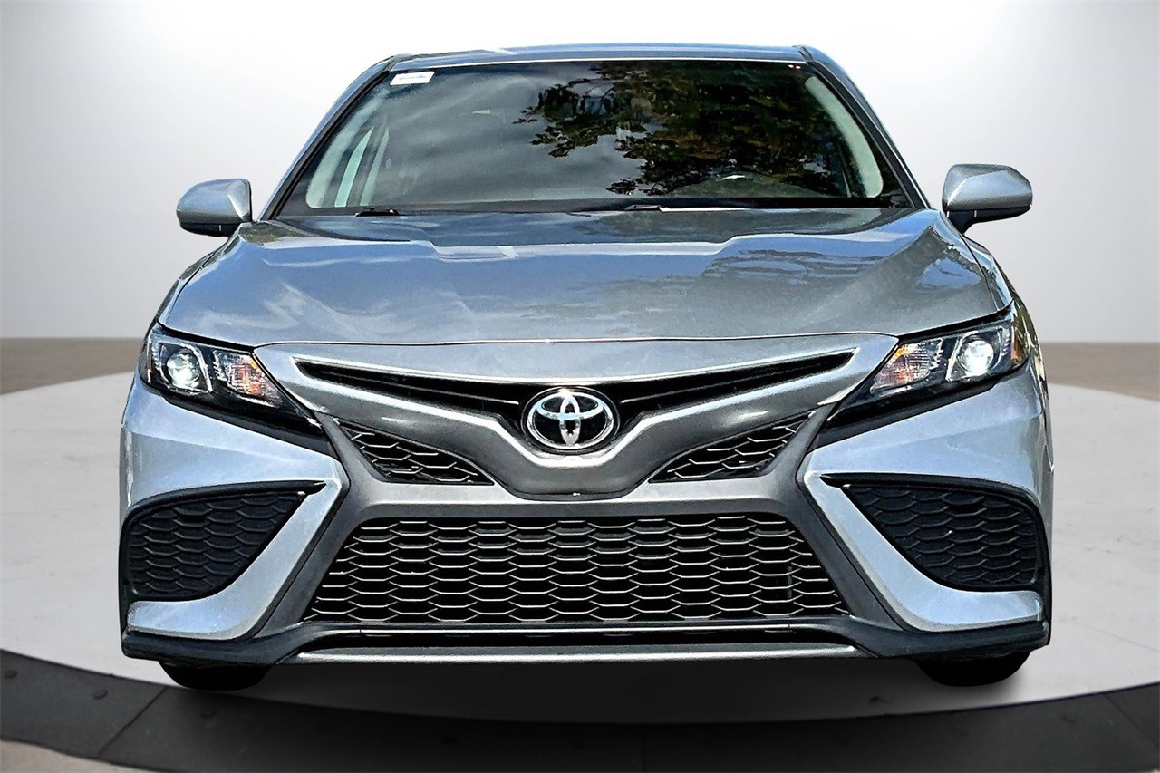 2021 Toyota Camry SE photo 3