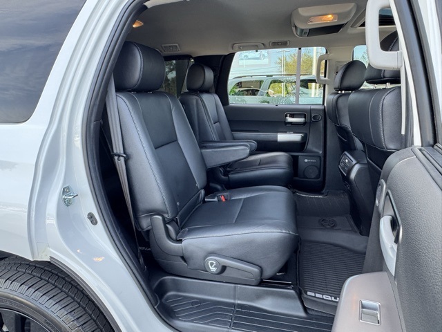 2022 Toyota Sequoia photo 16