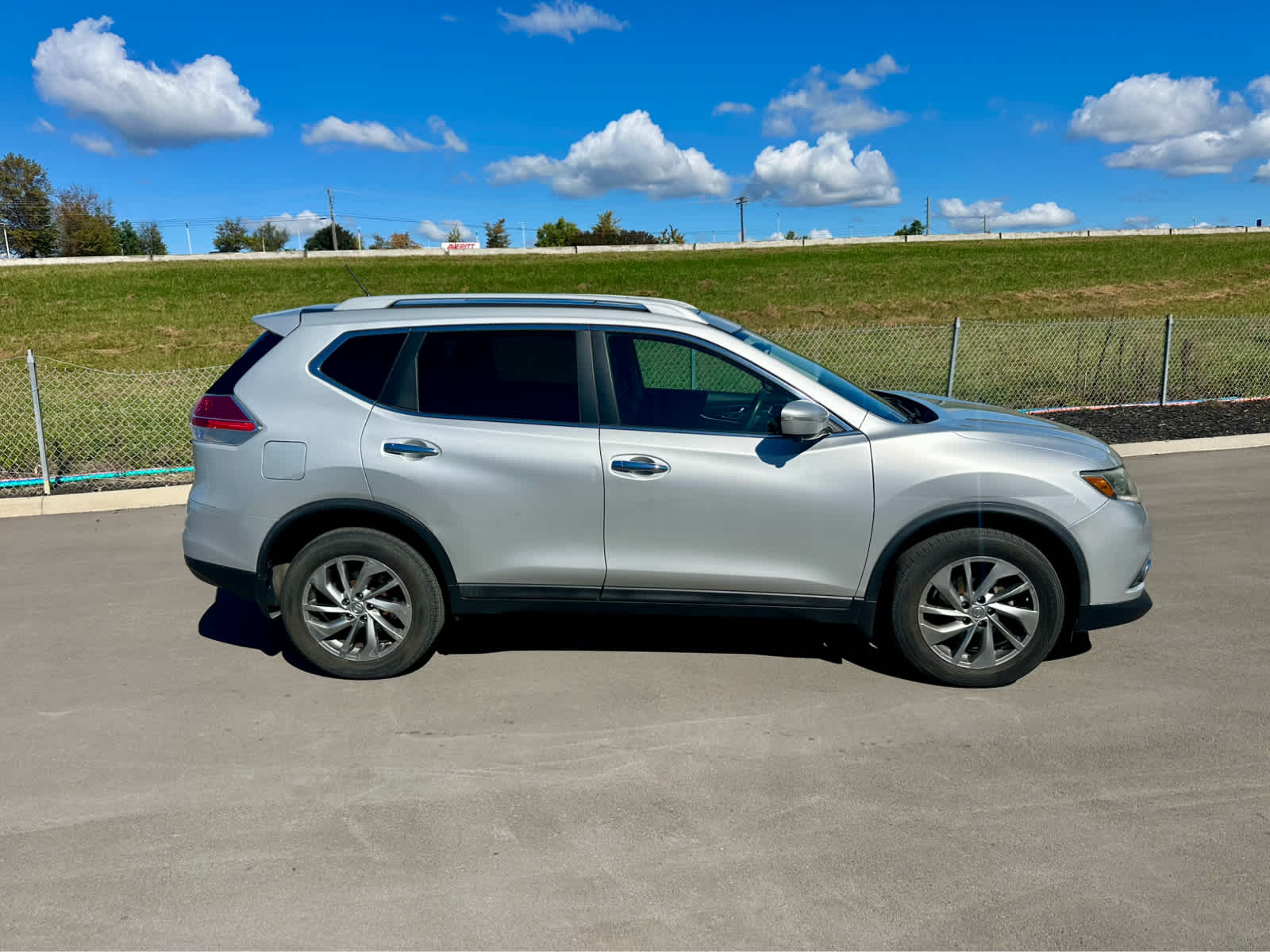 2015 Nissan Rogue SL photo 4