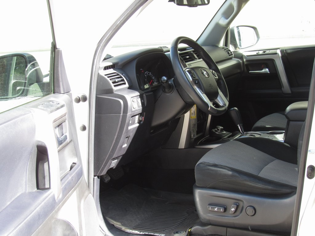2020 Toyota 4Runner SR5 photo 8
