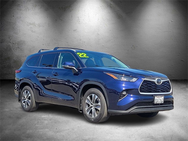 2022 Toyota Highlander XLE photo 2