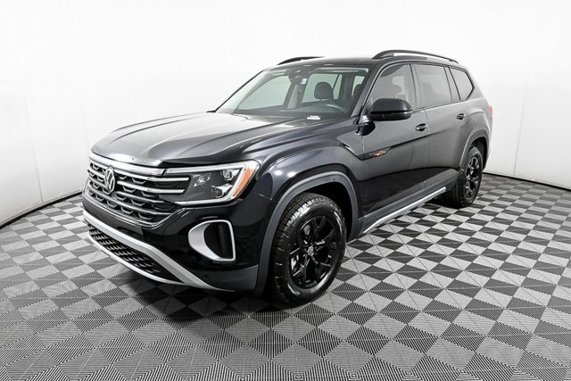2025 Volkswagen Atlas SE Technology Peak Edition photo 2