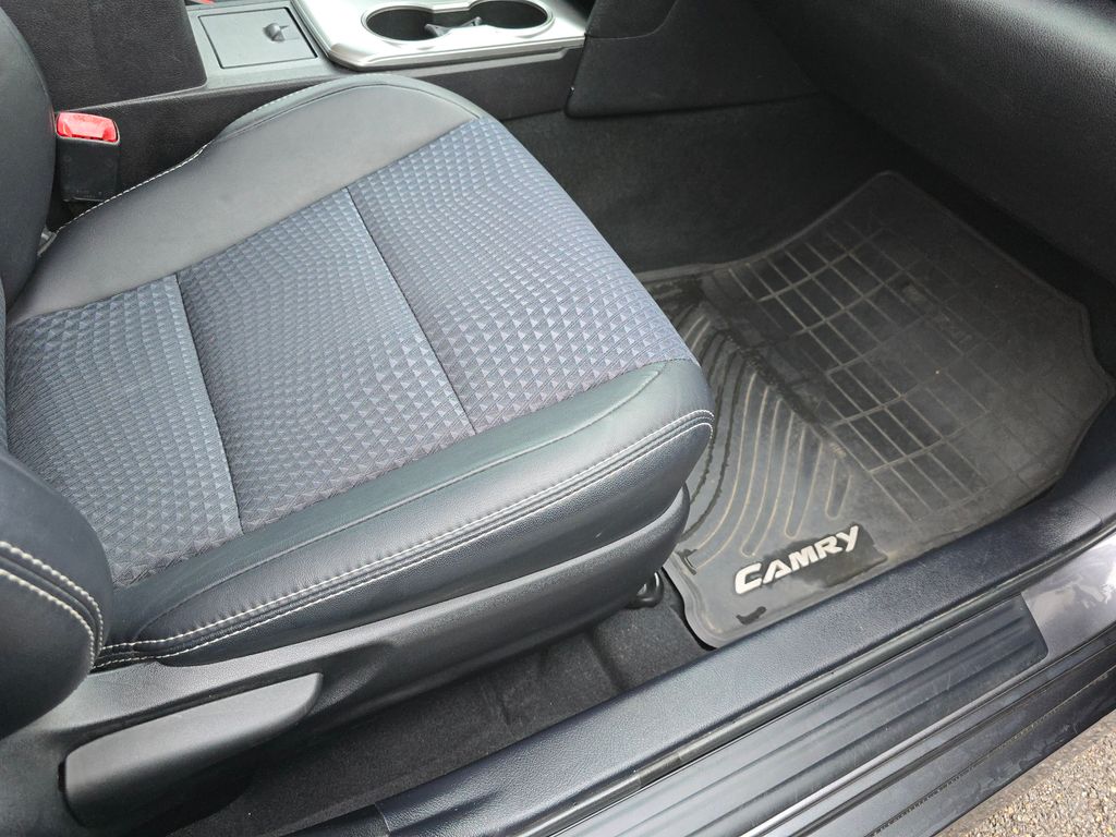 2014 Toyota Camry SE photo 21