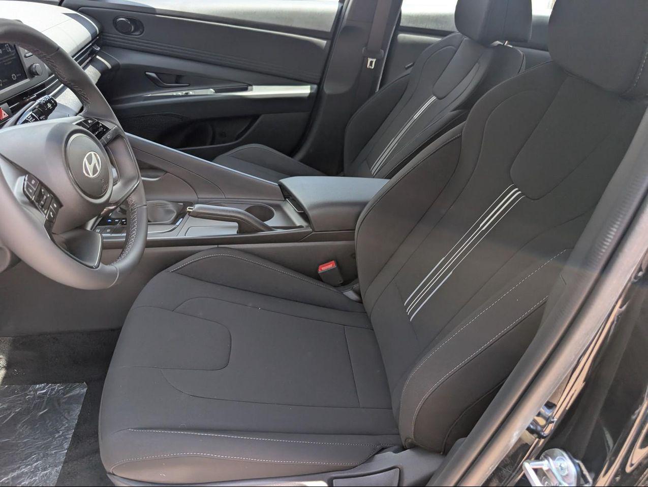 2025 Hyundai Elantra SEL Sport photo 8