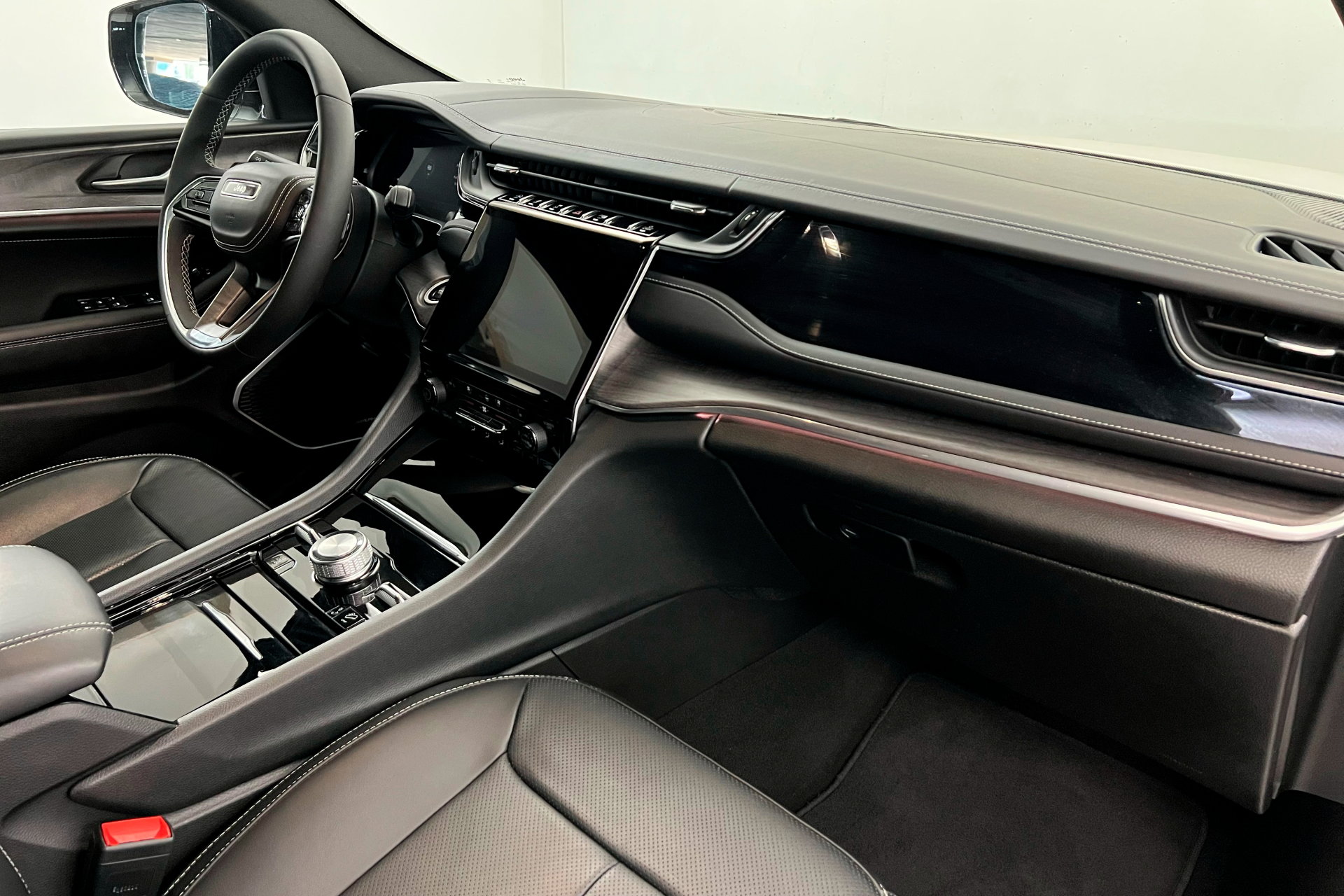 2023 Jeep Grand Cherokee Overland photo 24