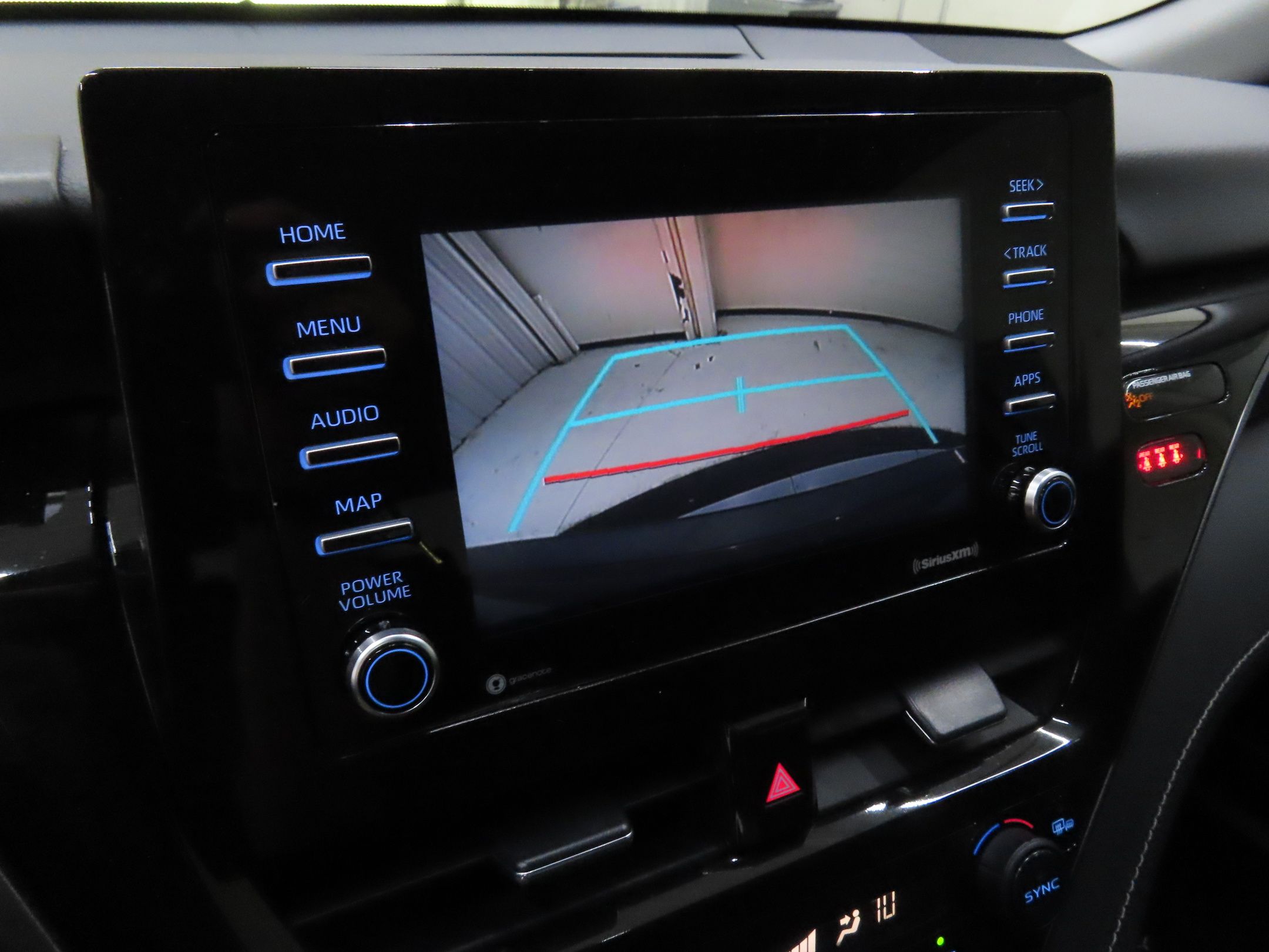 2022 Toyota Camry Hybrid SE photo 16