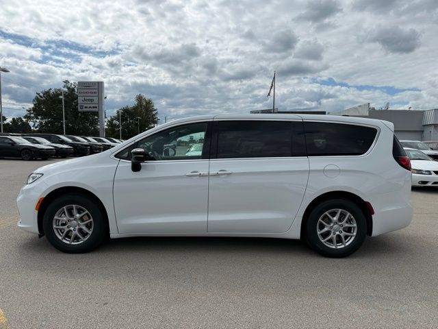 2026 Chrysler Pacifica photo 4