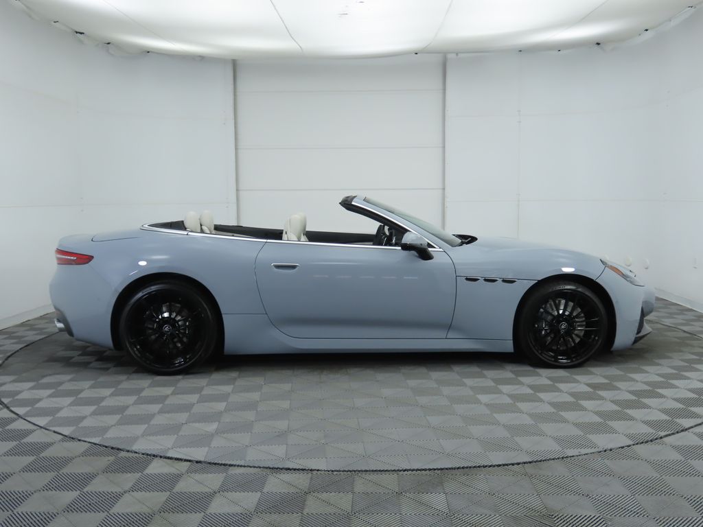 2025 Maserati Grancabrio Base photo 4