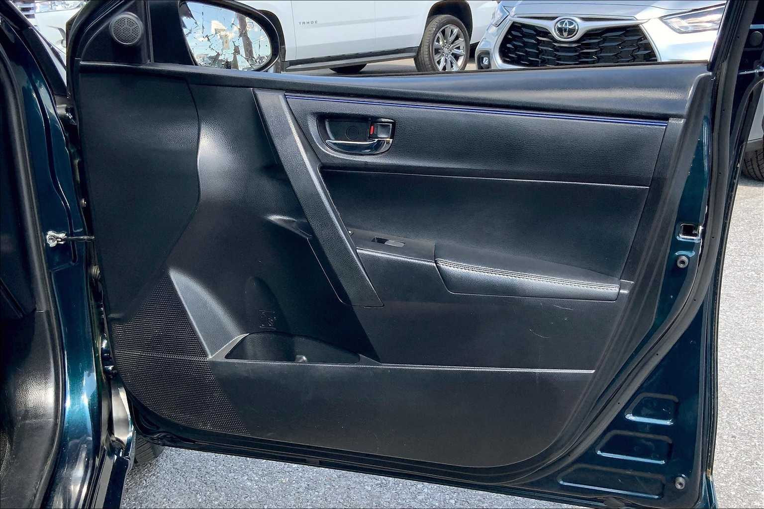 2017 Toyota Corolla SE photo 22