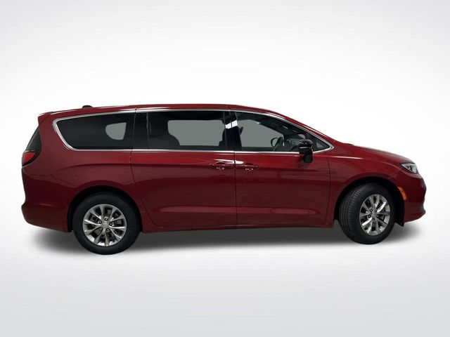 2026 Chrysler Pacifica photo 2