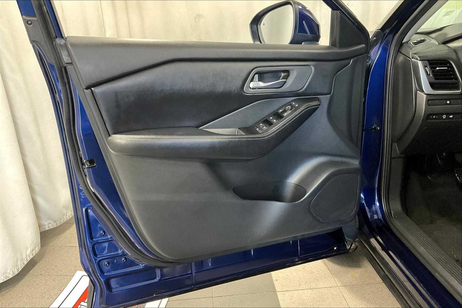 2024 Nissan Rogue SV photo 8