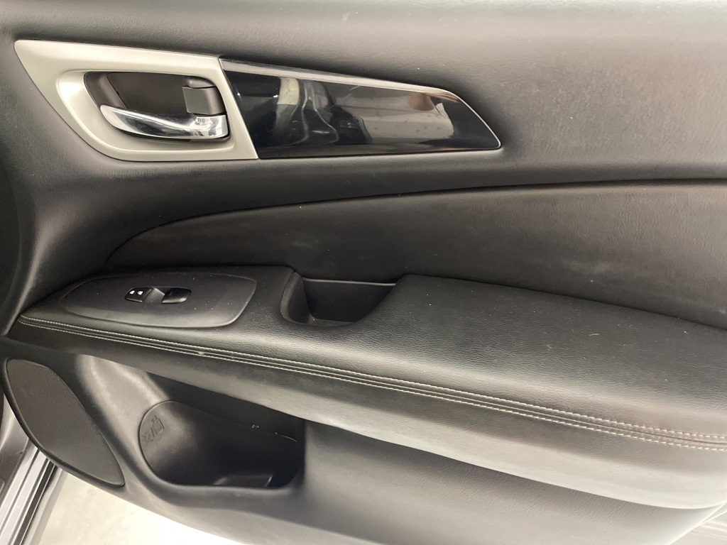 2020 Nissan Pathfinder S photo 38
