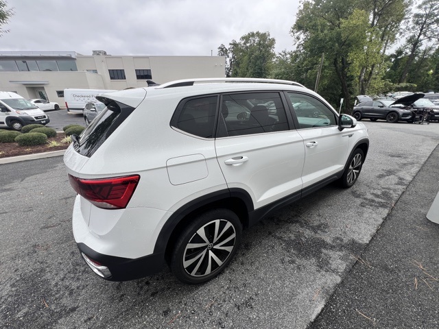 2022 Volkswagen Taos SE photo 2
