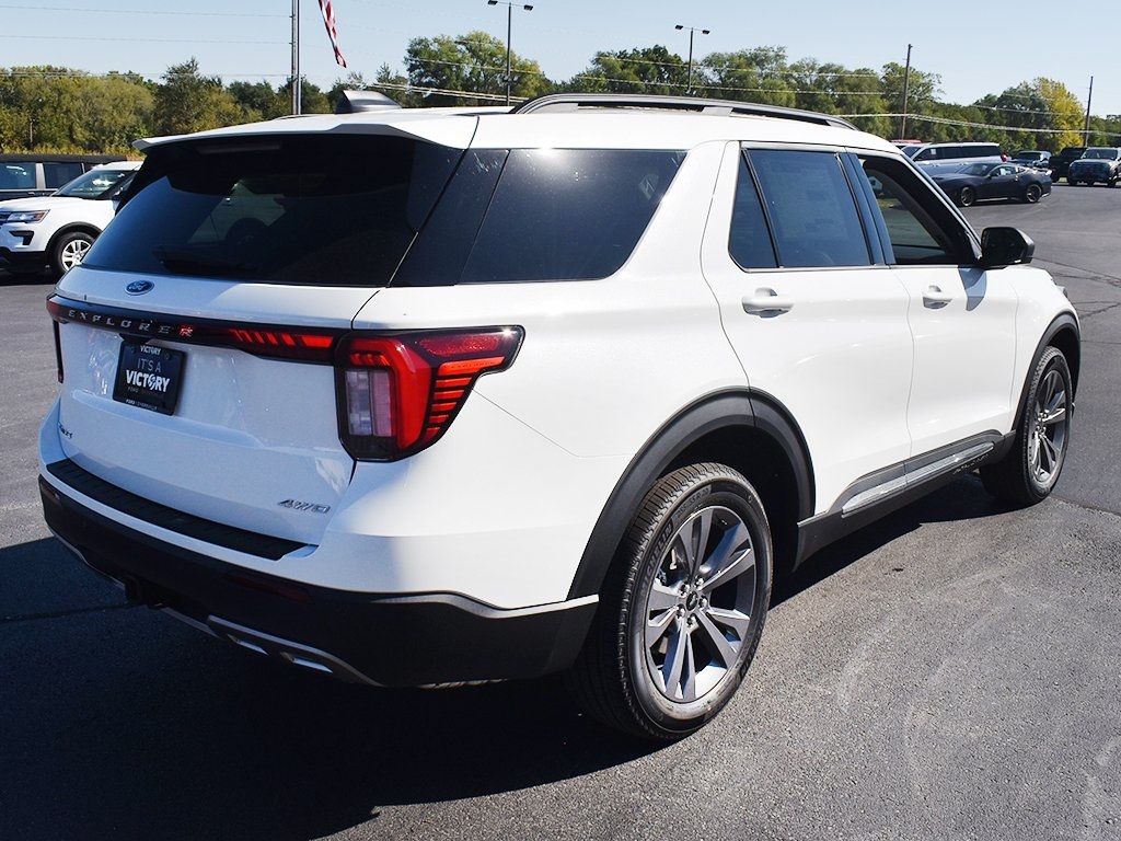 2025 Ford Explorer photo 13