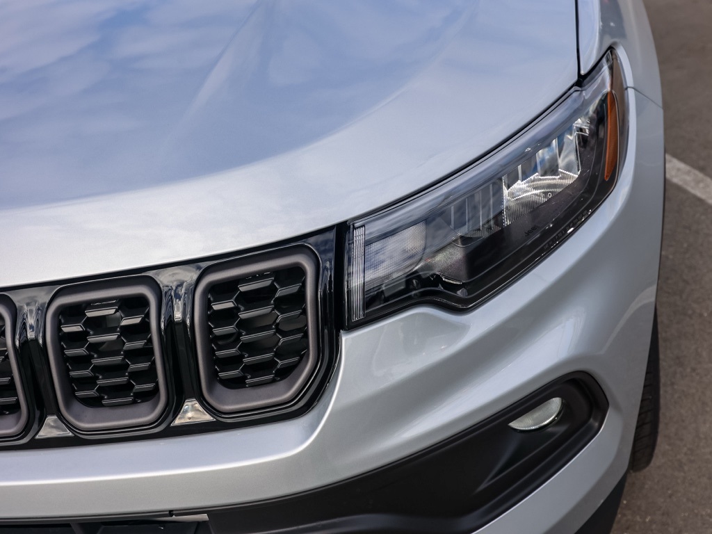 New 2026 Silver Zynith Metallic Clear-Coat Exterior Paint Jeep Latitude image 9