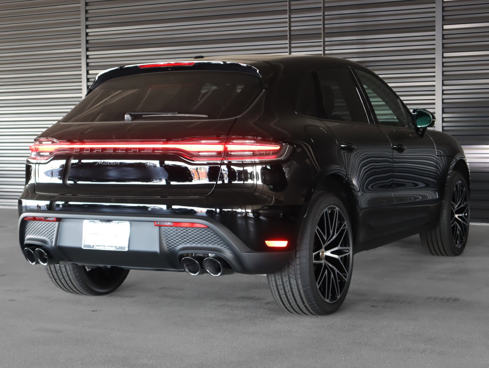 2025 Porsche Macan T photo 10