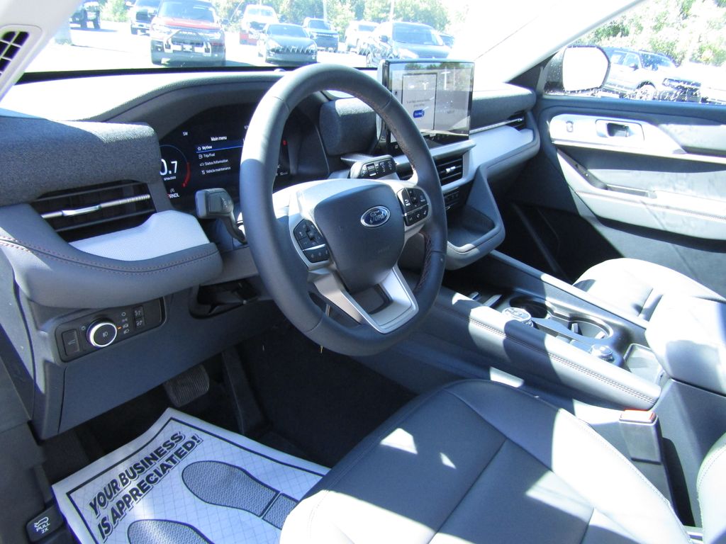 2025 Ford Explorer photo 7