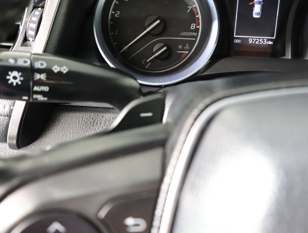 2020 Toyota Camry SE photo 9