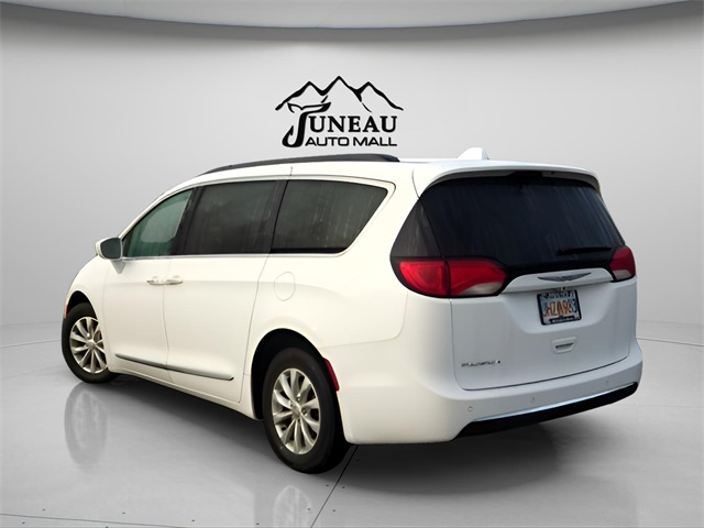 2017 Chrysler Pacifica Touring L photo 2