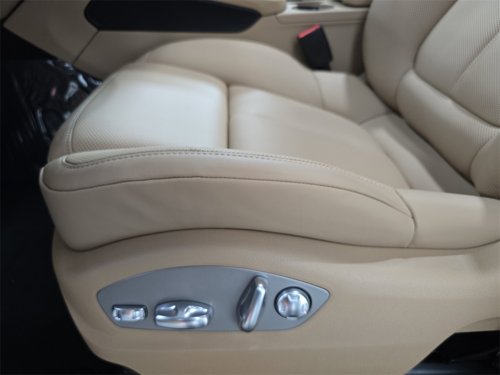 2026 Porsche Macan T photo 22