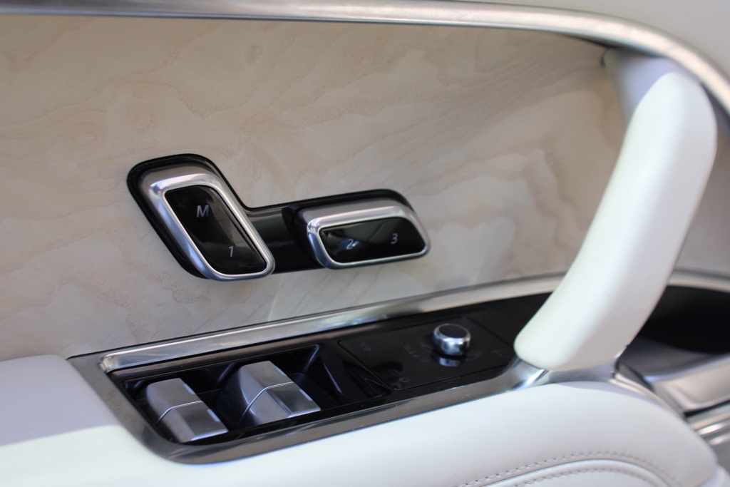 2024 Land Rover Range Rover SV photo 12