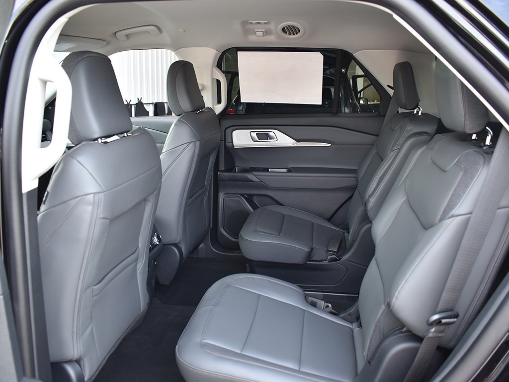 2025 Ford Explorer photo 6