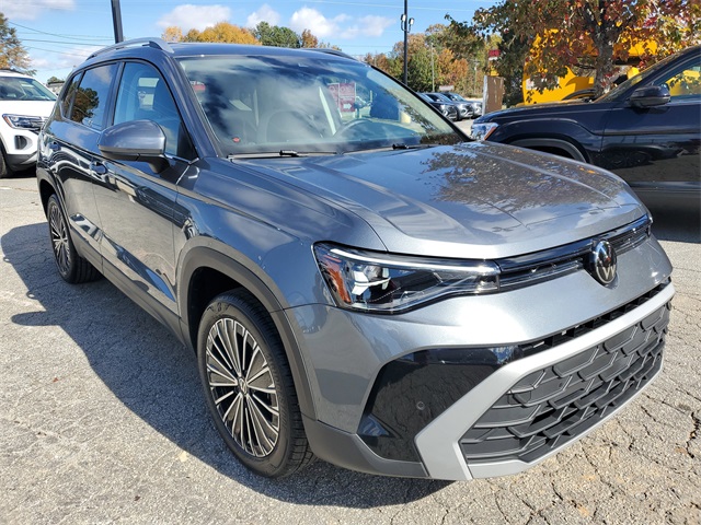 2025 Volkswagen Taos SE photo 3