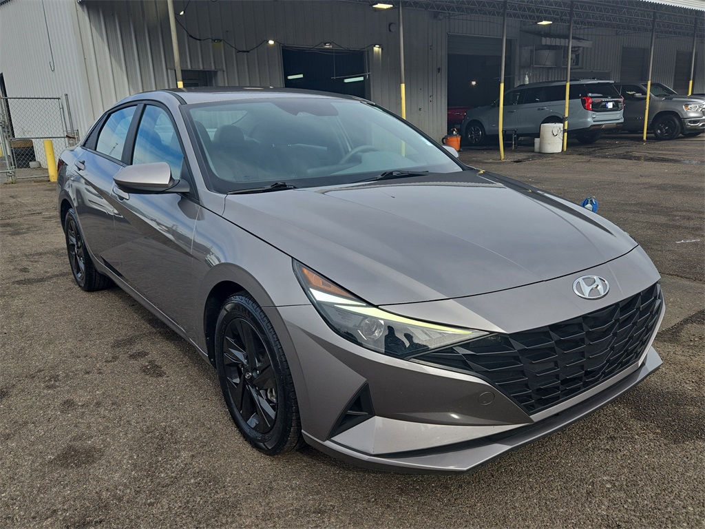 2023 Hyundai Elantra SEL's photo