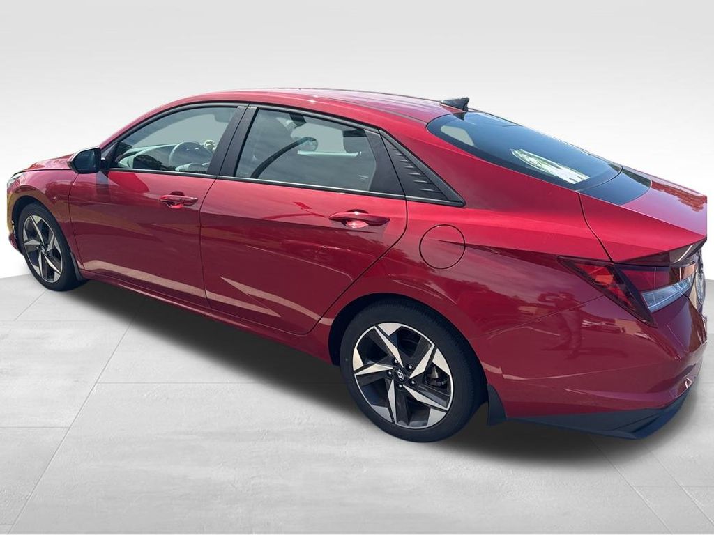 2023 Hyundai Elantra SEL photo 3