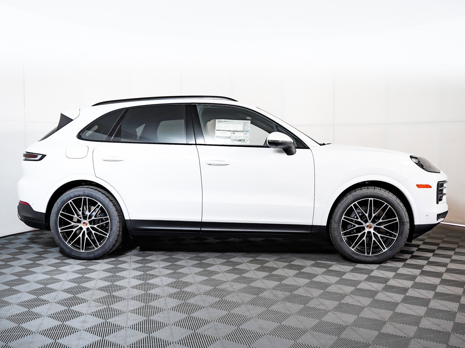 2025 Porsche Cayenne photo 9