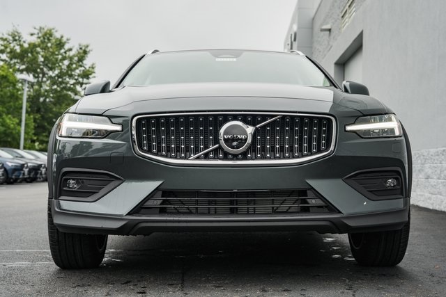 2026 Volvo V60 Cross Country B5 AWD Plus photo 2