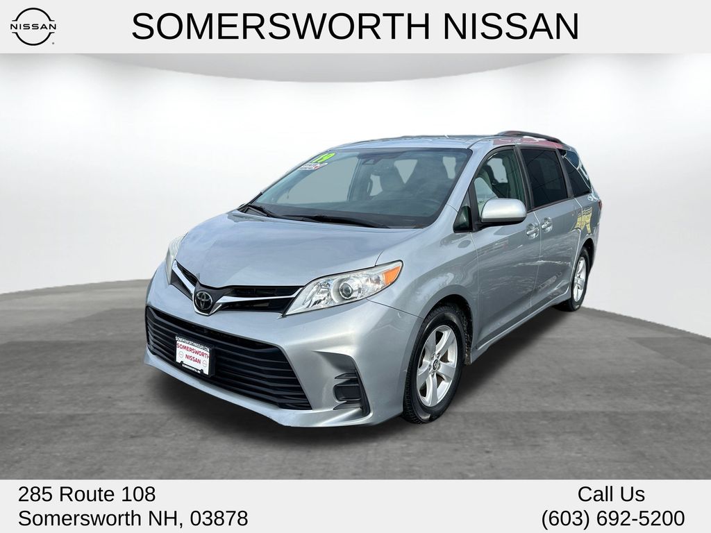 2019 Toyota Sienna LE's photo