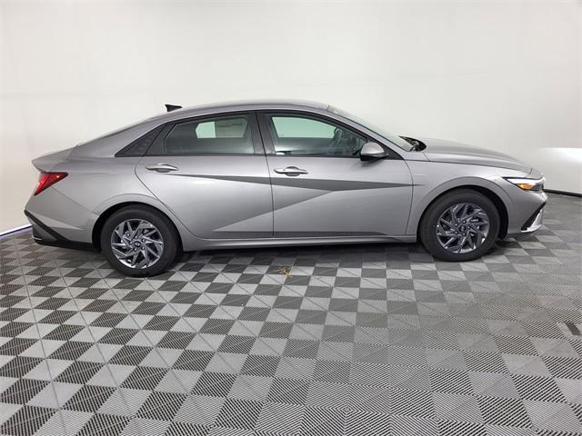 2025 Hyundai Elantra Hybrid Blue photo 4
