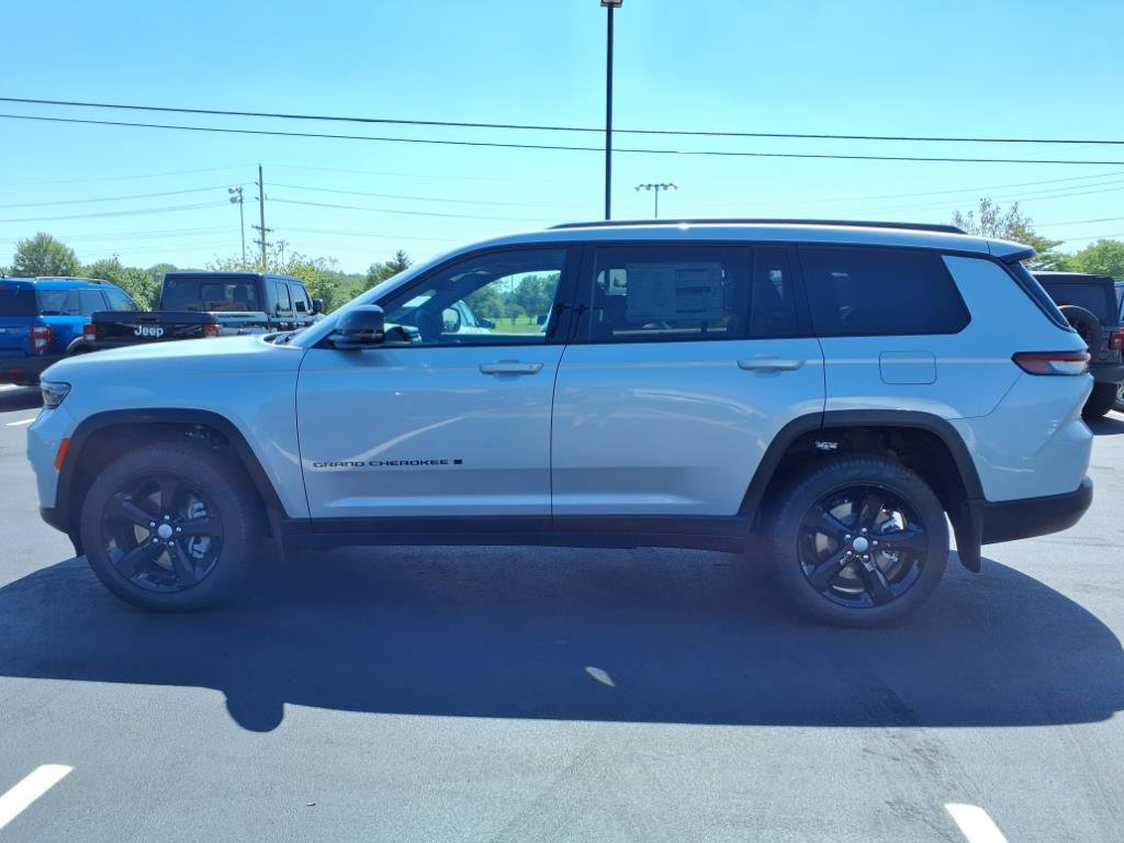2025 Jeep Grand Cherokee Limited photo 3