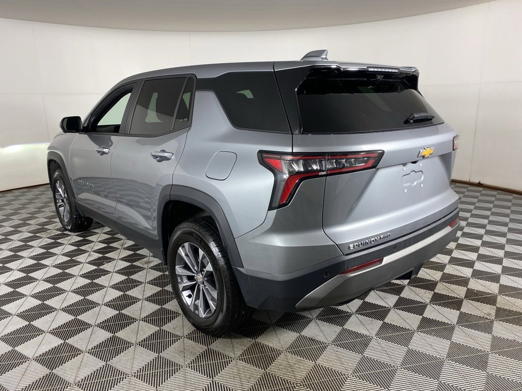 2025 Chevrolet Equinox LT photo 3