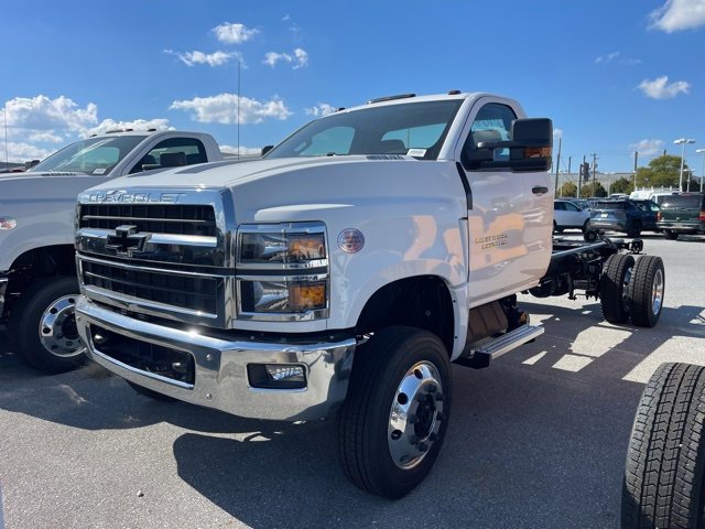 2024 Chevrolet Silverado 6500HD Work Truck photo 2