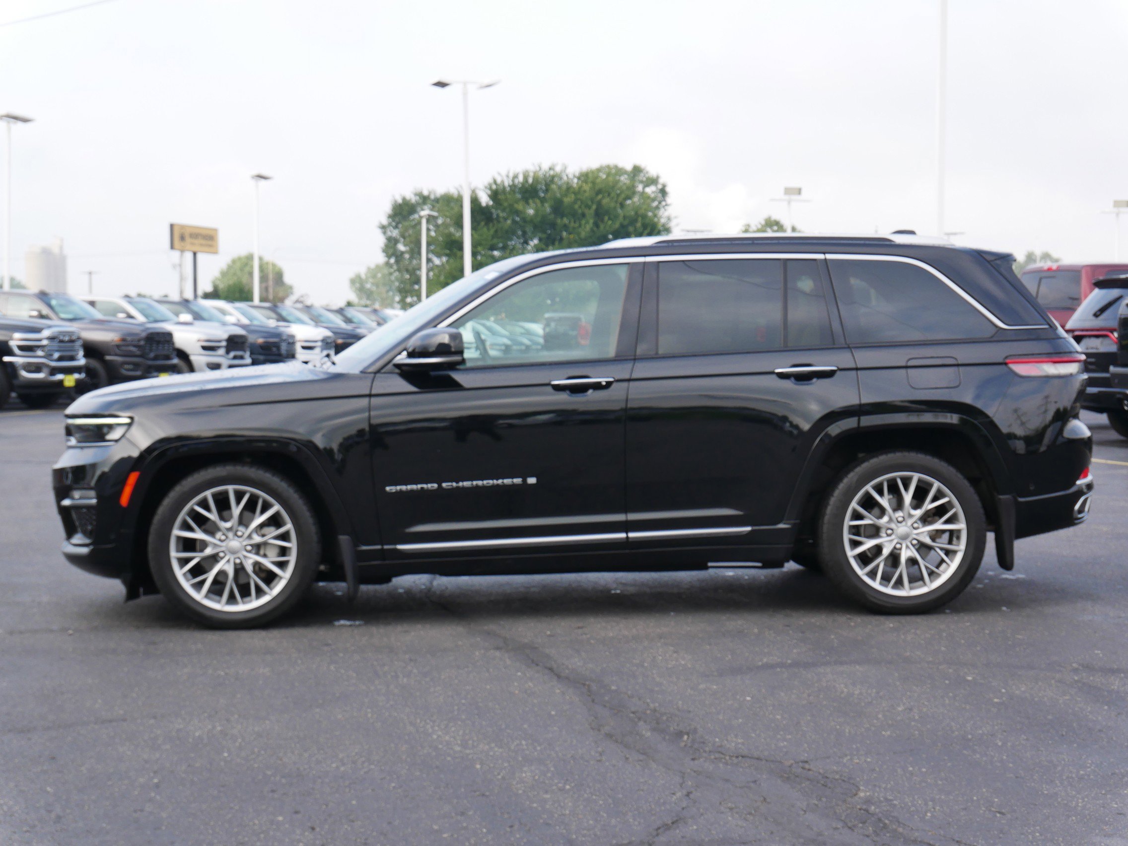 2022 Jeep Grand Cherokee Summit photo 3